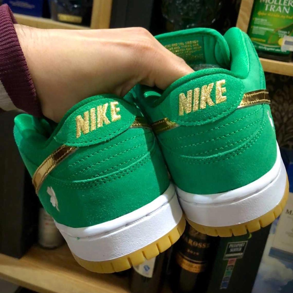 Il vous faudra un peu de chance pour obtenir un "W" sur le Nike SB Dunk Low "St. Patrick's Day" qui sortira en mars 2022. Il vous faudra un peu de chance pour obtenir un "W" sur le Nike SB Dunk Low "St. Patrick's Day" qui sortira en mars 2022.