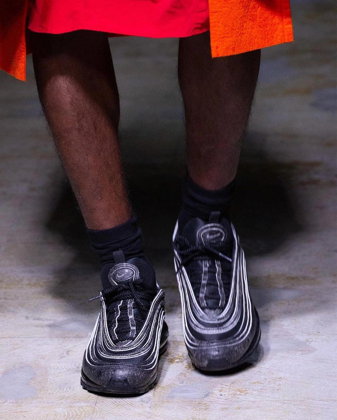 COMME des GARÇONS HOMME PLUS prépare une collaboration avec la Nike Air Max 97 pour la saison 22. COMME des GARÇONS HOMME PLUS prépare une collaboration avec la Nike Air Max 97 pour la saison 22.
