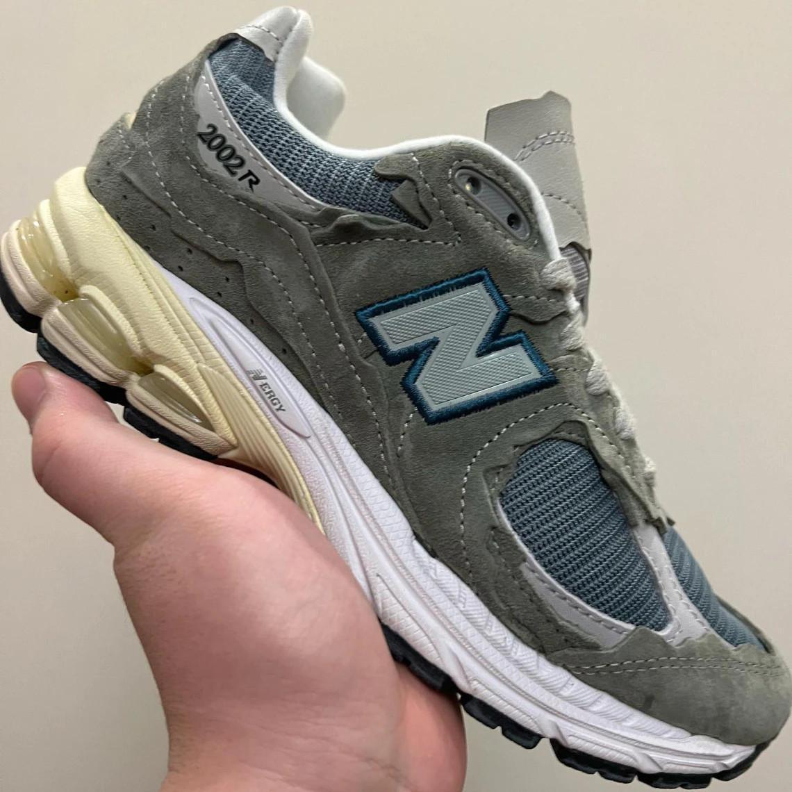 D'autres variantes de la New Balance 2002R "Protection Pack" sont apparues. D'autres variantes de la New Balance 2002R "Protection Pack" sont apparues.