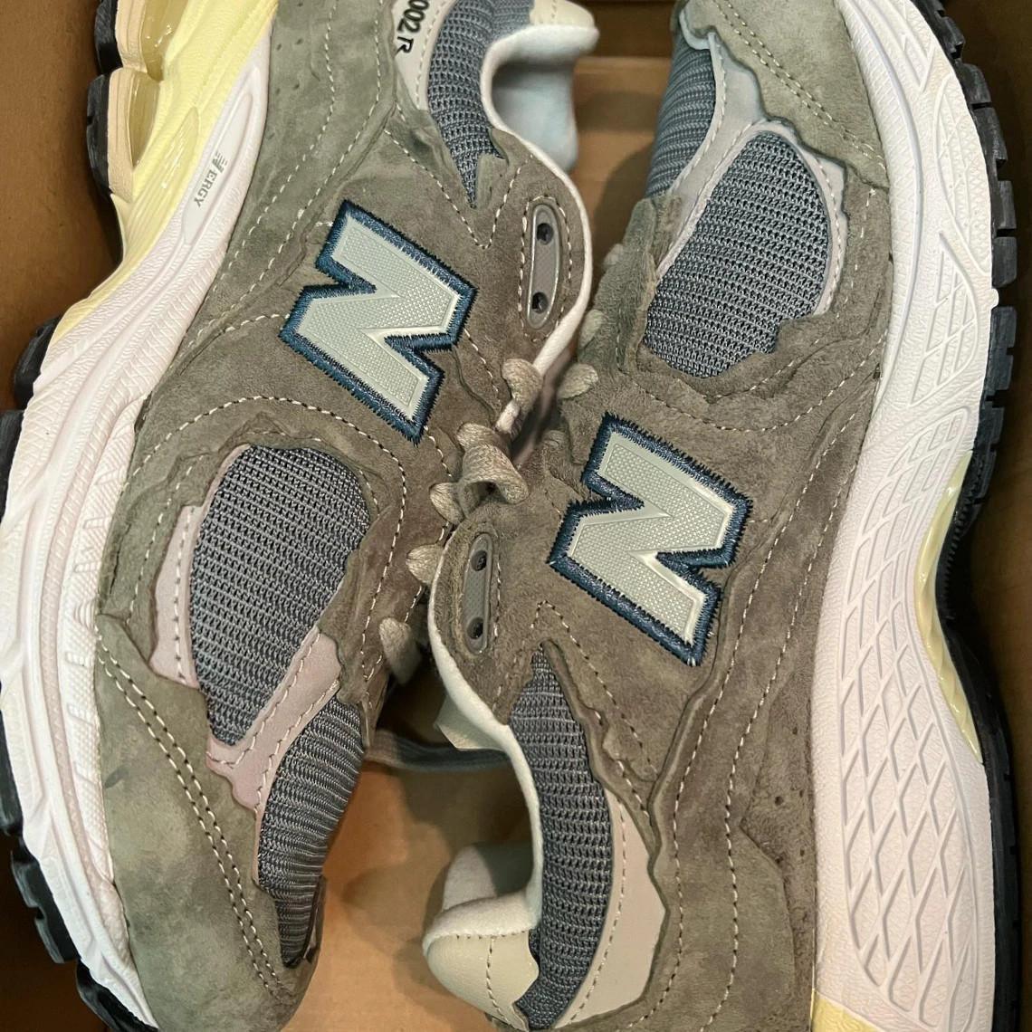 D'autres variantes de la New Balance 2002R "Protection Pack" sont apparues. D'autres variantes de la New Balance 2002R "Protection Pack" sont apparues.