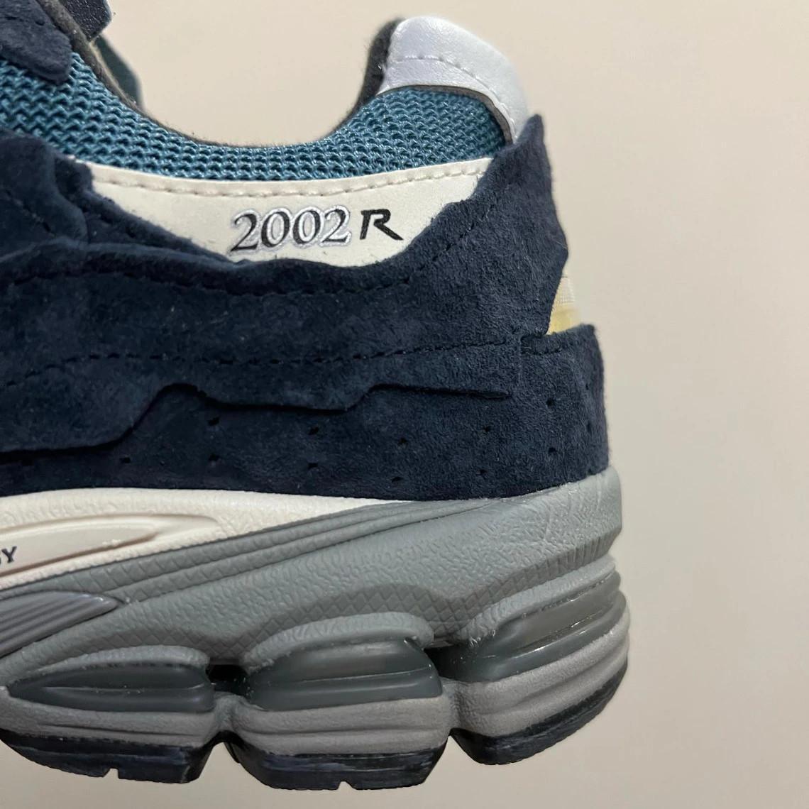 D'autres variantes de la New Balance 2002R "Protection Pack" sont apparues. D'autres variantes de la New Balance 2002R "Protection Pack" sont apparues.