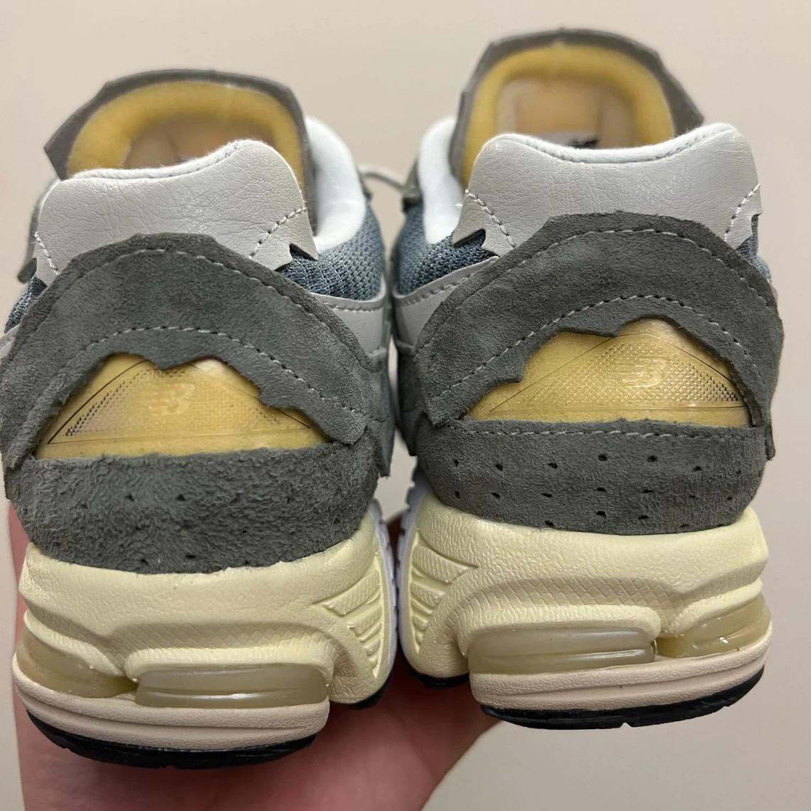 D'autres variantes de la New Balance 2002R "Protection Pack" sont apparues. D'autres variantes de la New Balance 2002R "Protection Pack" sont apparues.