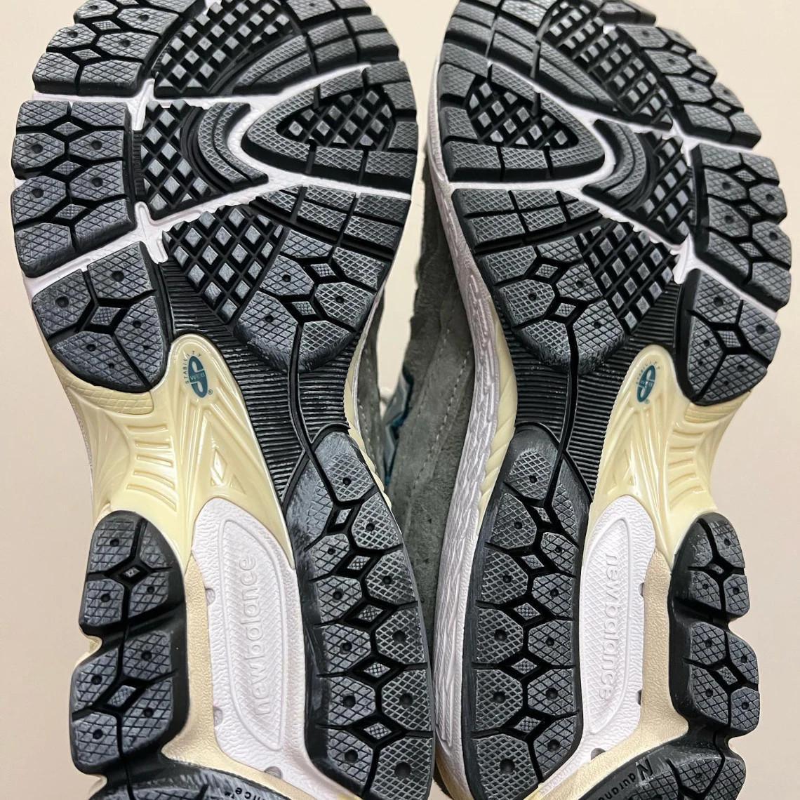 D'autres variantes de la New Balance 2002R "Protection Pack" sont apparues. D'autres variantes de la New Balance 2002R "Protection Pack" sont apparues.