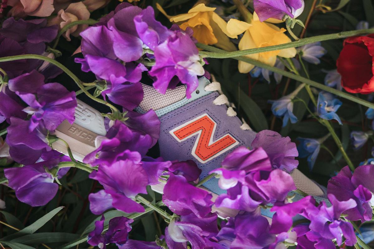 Louis De Guzman honore l'amour de sa mère pour les fleurs avec sa dernière New Balance 574 "Ma Divina".