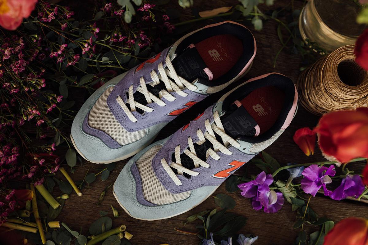 Louis De Guzman honore l'amour de sa mère pour les fleurs avec sa dernière New Balance 574 "Ma Divina". Louis De Guzman honore l'amour de sa mère pour les fleurs avec sa dernière New Balance 574 "Ma Divina".