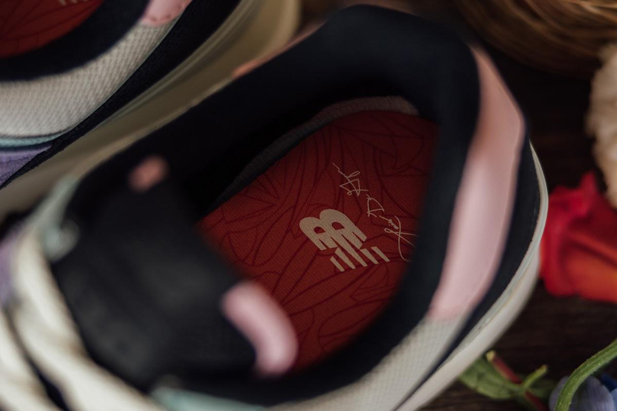 Louis De Guzman honore l'amour de sa mère pour les fleurs avec sa dernière New Balance 574 "Ma Divina". Louis De Guzman honore l'amour de sa mère pour les fleurs avec sa dernière New Balance 574 "Ma Divina".