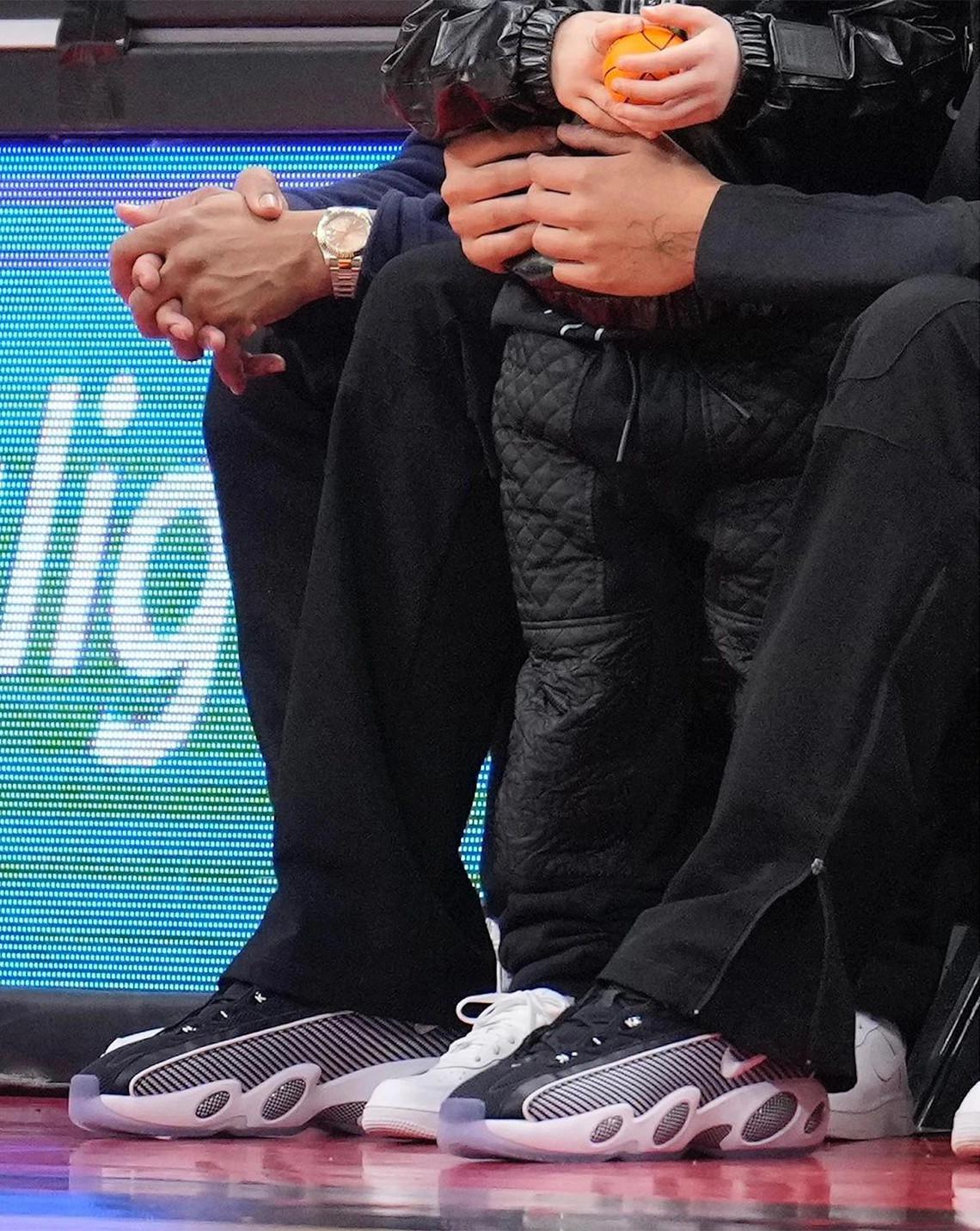 Drake a été aperçu dans une chaussure Nike sans nom inspirée de la Zoom Flight 95. Drake a été aperçu dans une chaussure Nike sans nom inspirée de la Zoom Flight 95.