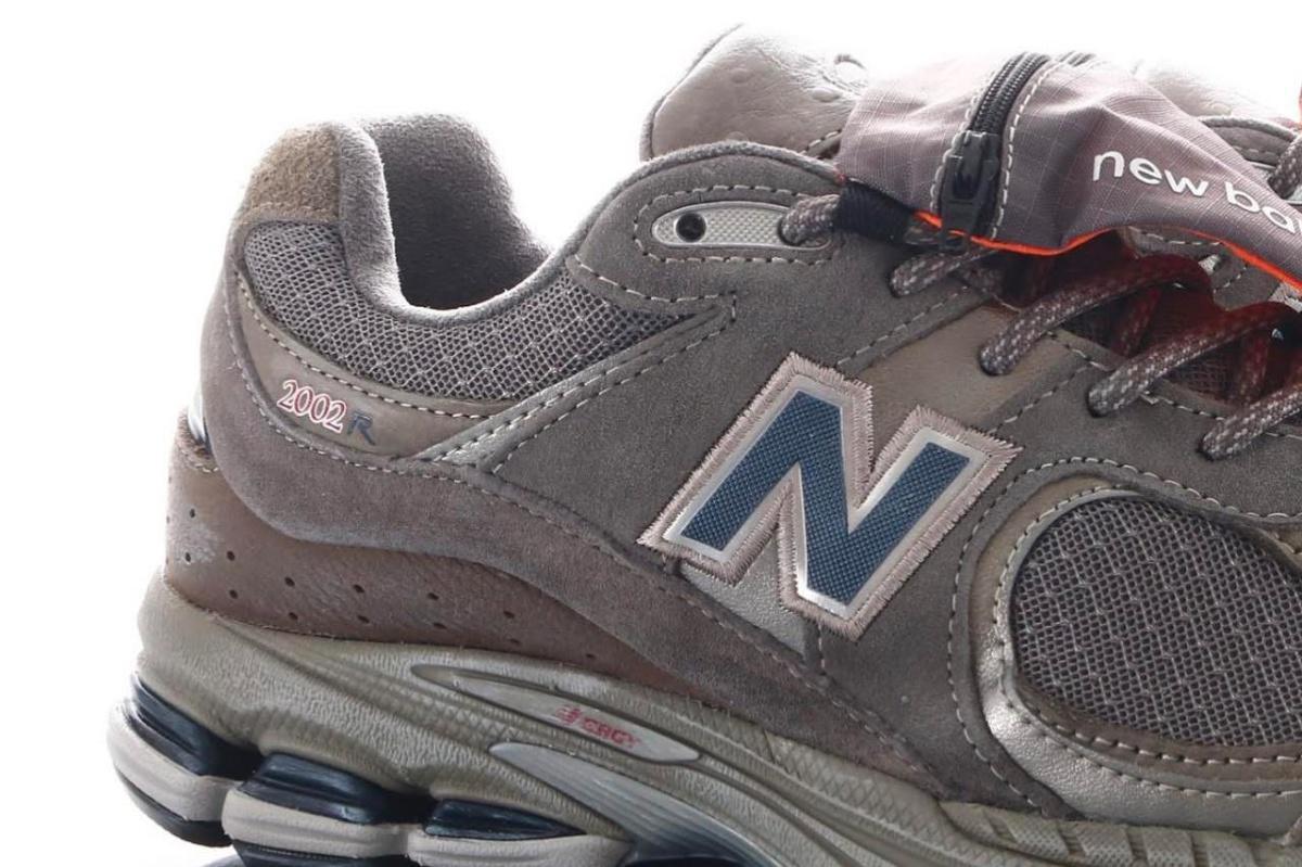 Une mystérieuse paire de New Balance 2002Rs avec des poches technologiques apparaît Une mystérieuse paire de New Balance 2002Rs avec des poches technologiques apparaît