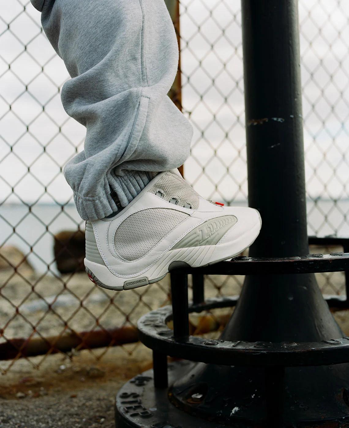 La Reebok Answer IV de Packer, inspirée de Prada, sort en blanc et en argent La Reebok Answer IV de Packer, inspirée de Prada, sort en blanc et en argent