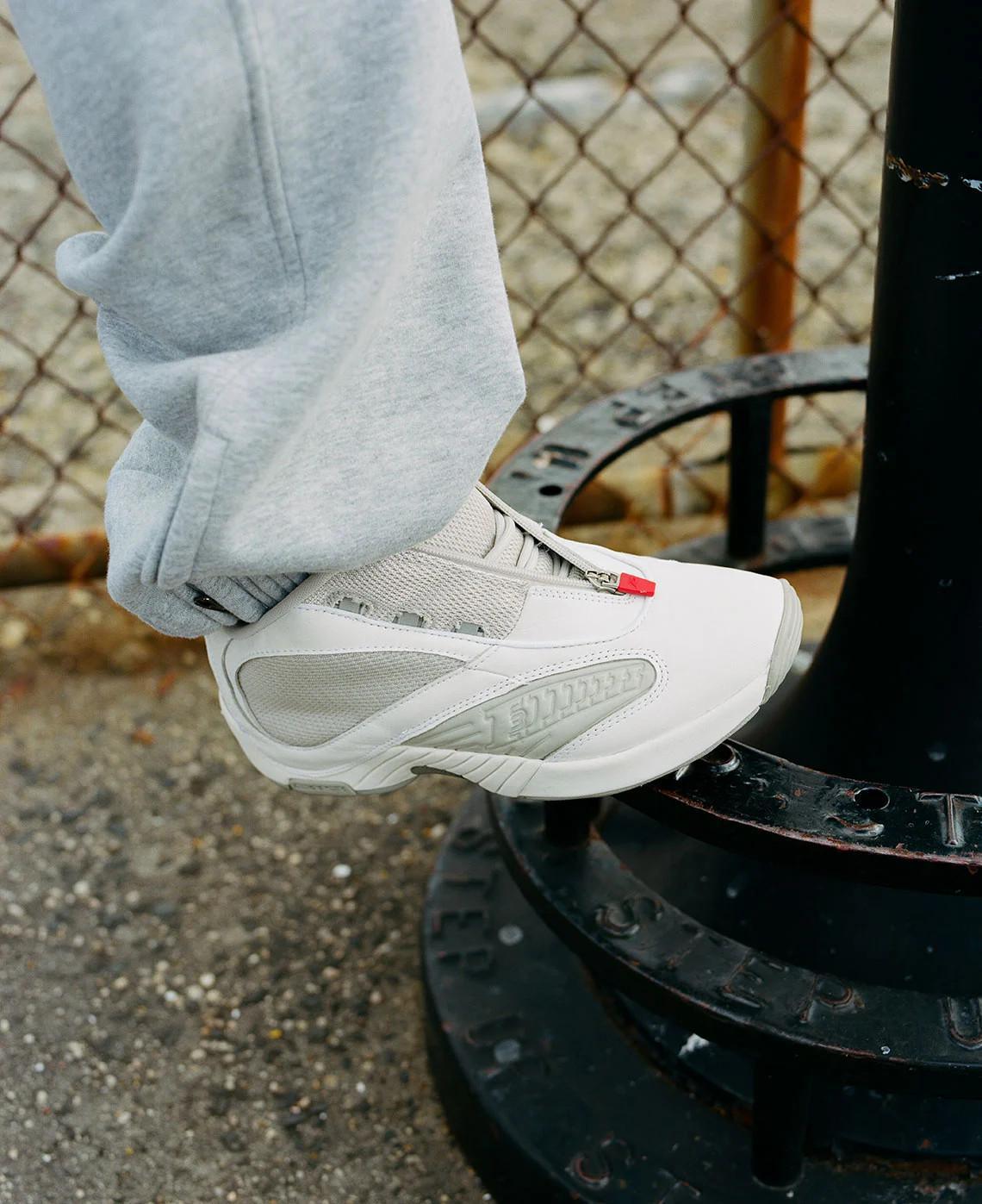 La Reebok Answer IV de Packer, inspirée de Prada, sort en blanc et en argent