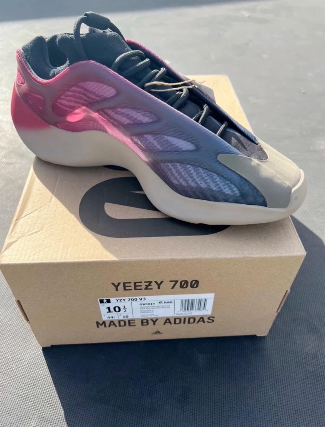 Premier aperçu de l'adidas Yeezy 700 v3 "Fade Carbon".