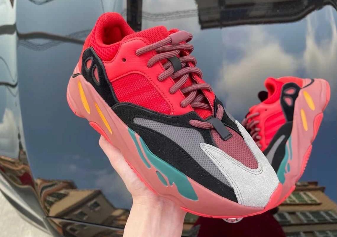 La Yeezy Boost 700 revient dans une nouvelle version "Hi-Res Red". La Yeezy Boost 700 revient dans une nouvelle version "Hi-Res Red".