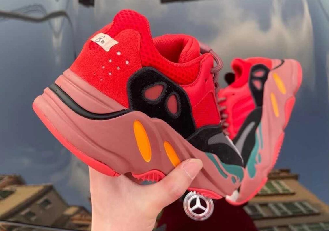 La Yeezy Boost 700 revient dans une nouvelle version "Hi-Res Red". La Yeezy Boost 700 revient dans une nouvelle version "Hi-Res Red".