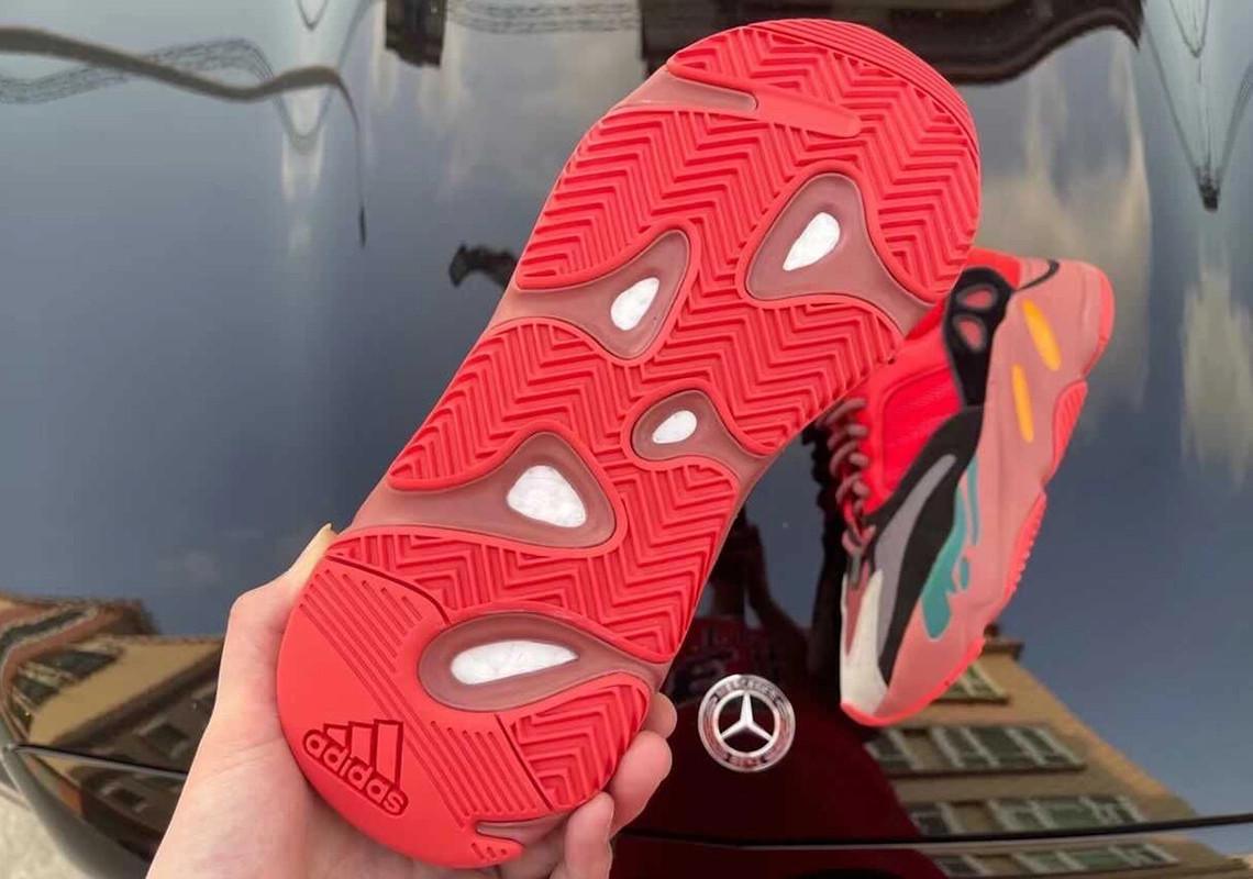 La Yeezy Boost 700 revient dans une nouvelle version "Hi-Res Red". La Yeezy Boost 700 revient dans une nouvelle version "Hi-Res Red".