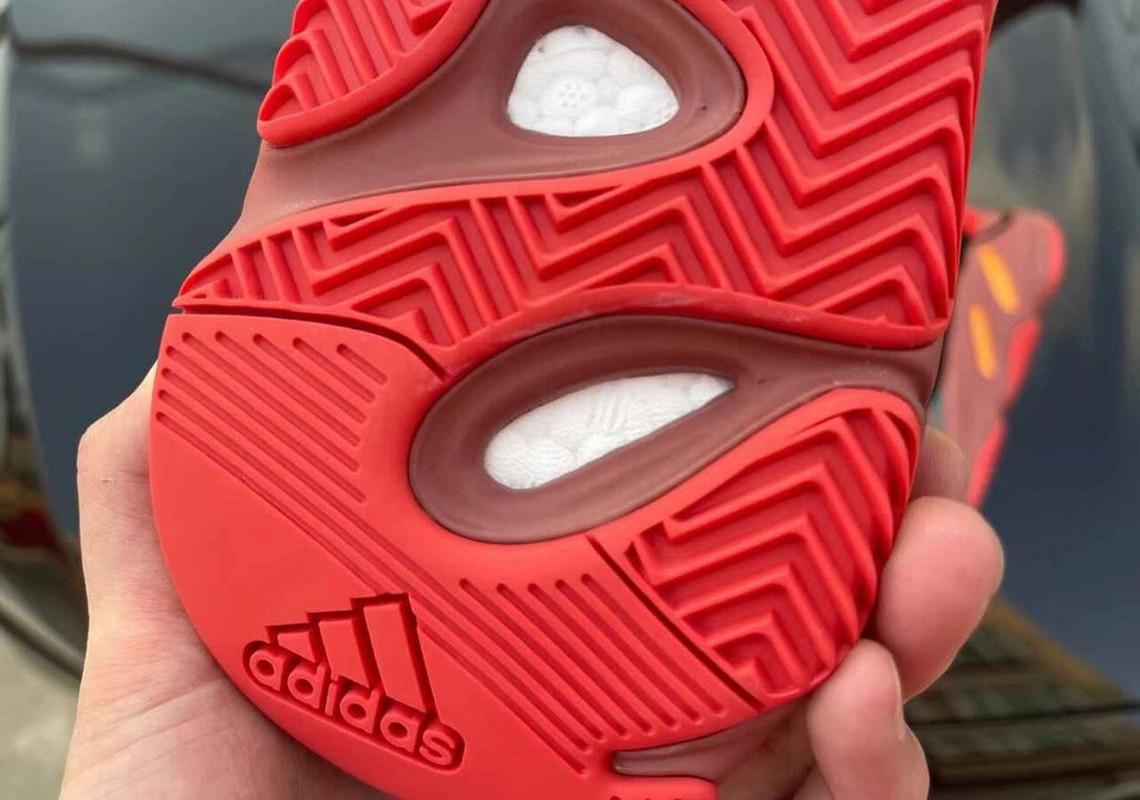 La Yeezy Boost 700 revient dans une nouvelle version "Hi-Res Red". La Yeezy Boost 700 revient dans une nouvelle version "Hi-Res Red".