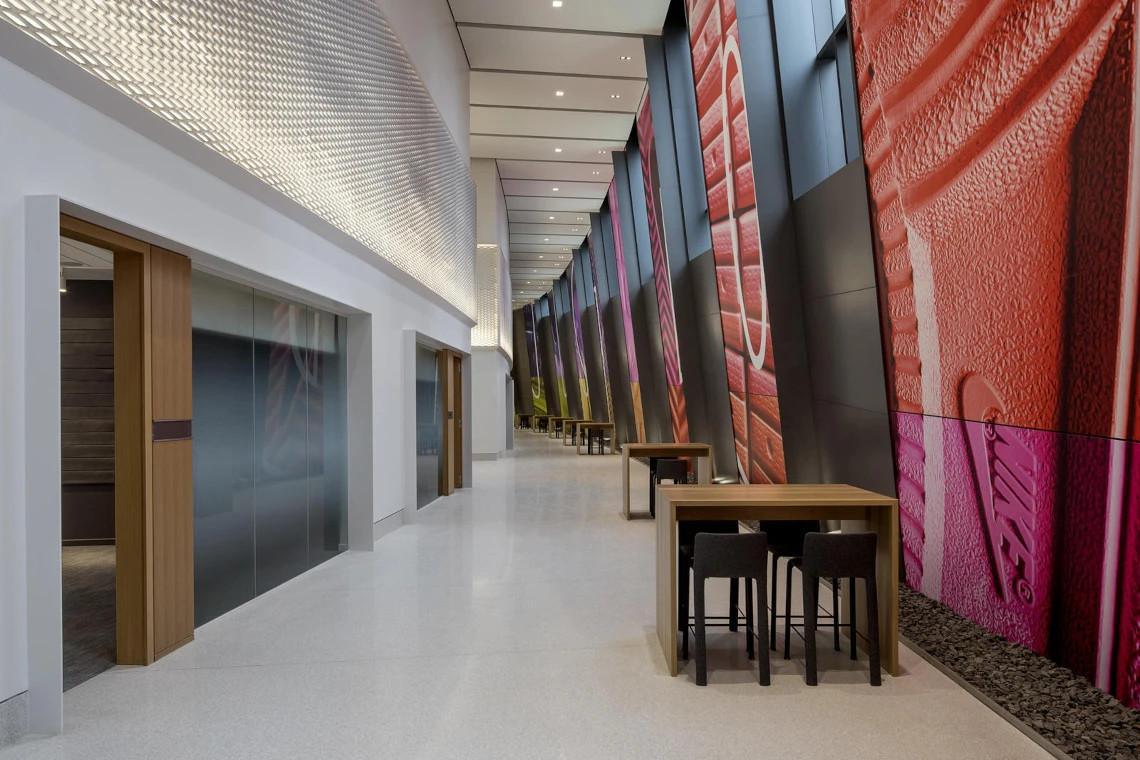 Le bâtiment Serena Williams est le plus grand jamais construit au siège de Nike. Le bâtiment Serena Williams est le plus grand jamais construit au siège de Nike.