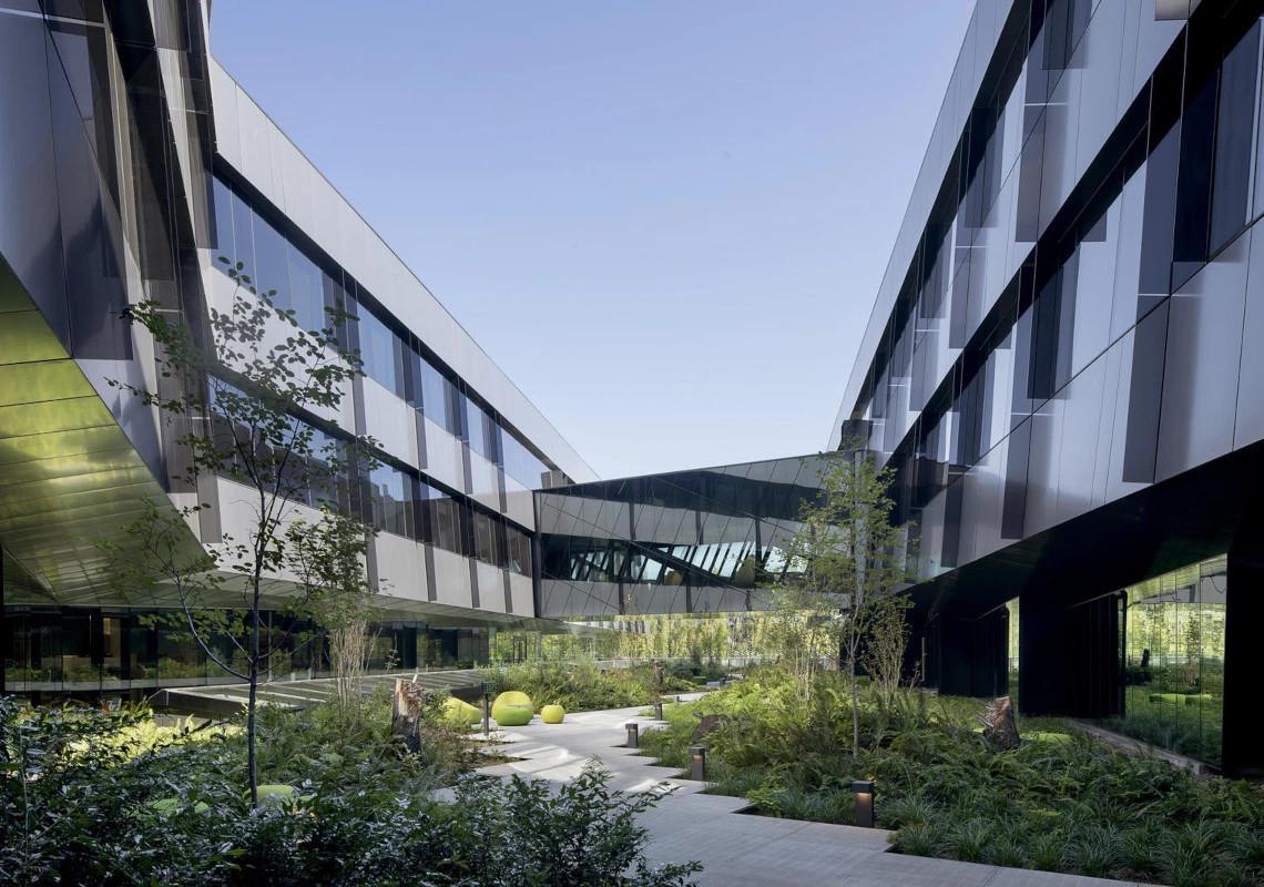 Le bâtiment Serena Williams est le plus grand jamais construit au siège de Nike. Le bâtiment Serena Williams est le plus grand jamais construit au siège de Nike.