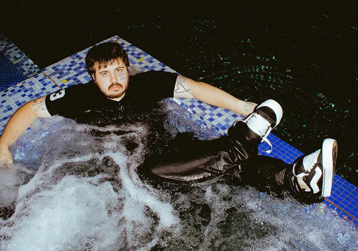 Imran Potato traduit son goût subversif en une collaboration de six pièces avec Vault By Vans. Imran Potato traduit son goût subversif en une collaboration de six pièces avec Vault By Vans.