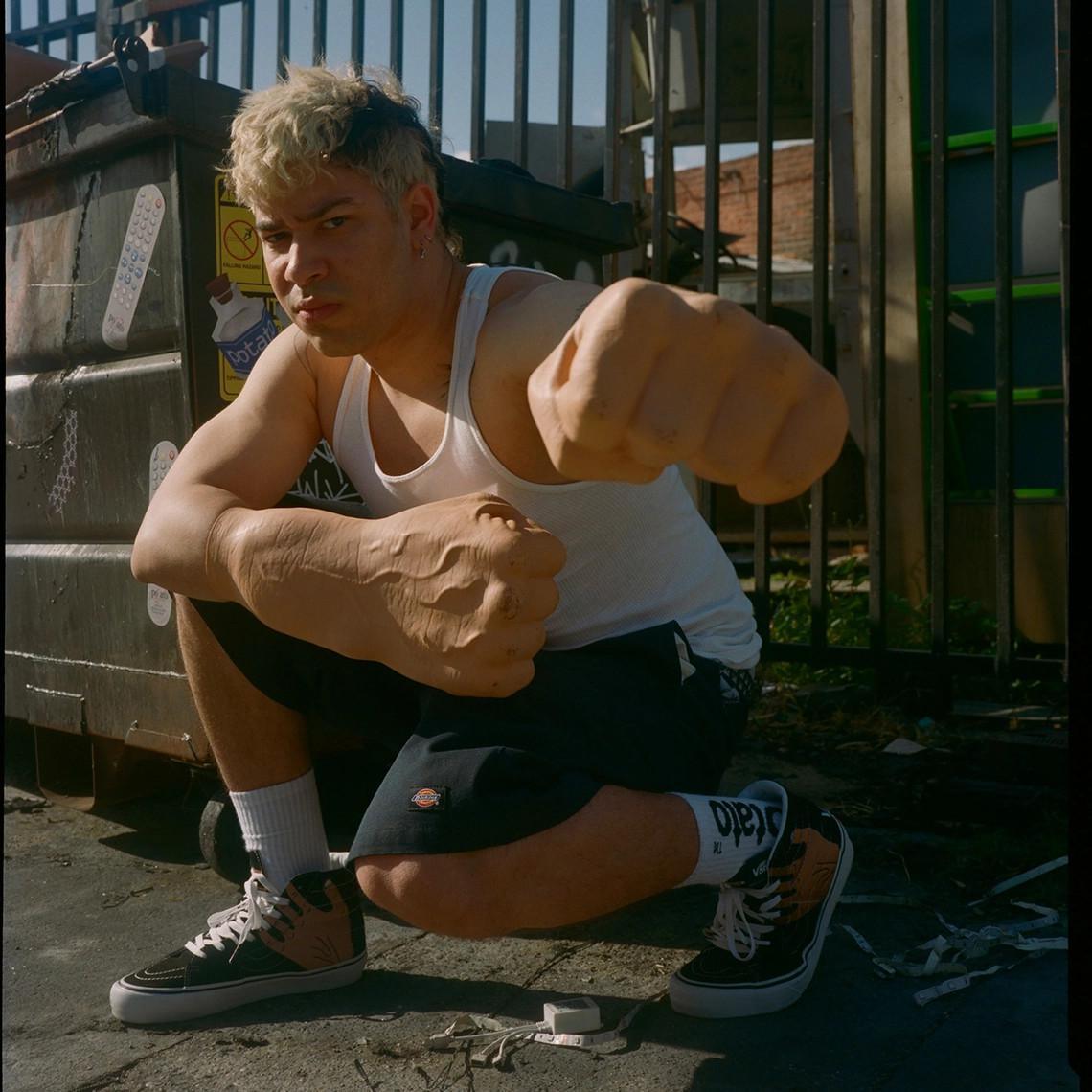 Imran Potato traduit son goût subversif en une collaboration de six pièces avec Vault By Vans. Imran Potato traduit son goût subversif en une collaboration de six pièces avec Vault By Vans.