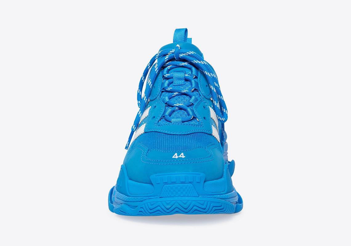 L'ensemble de la collection Balenciaga x adidas est disponible dès maintenant. L'ensemble de la collection Balenciaga x adidas est disponible dès maintenant.