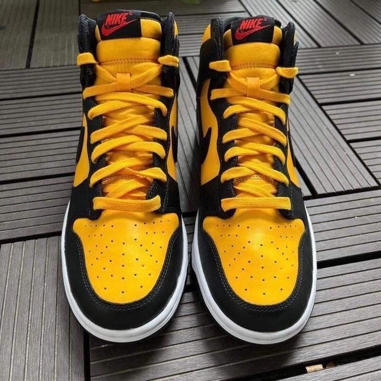 Le coloris "Reverse Goldenrod" réapparaît sur cette version inédite de la Nike Dunk High. Le coloris "Reverse Goldenrod" réapparaît sur cette version inédite de la Nike Dunk High.