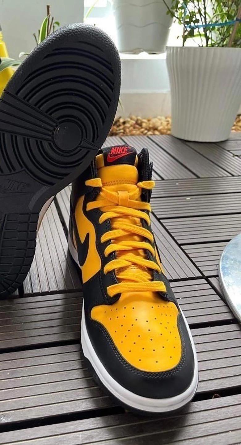 Le coloris "Reverse Goldenrod" réapparaît sur cette version inédite de la Nike Dunk High. Le coloris "Reverse Goldenrod" réapparaît sur cette version inédite de la Nike Dunk High.