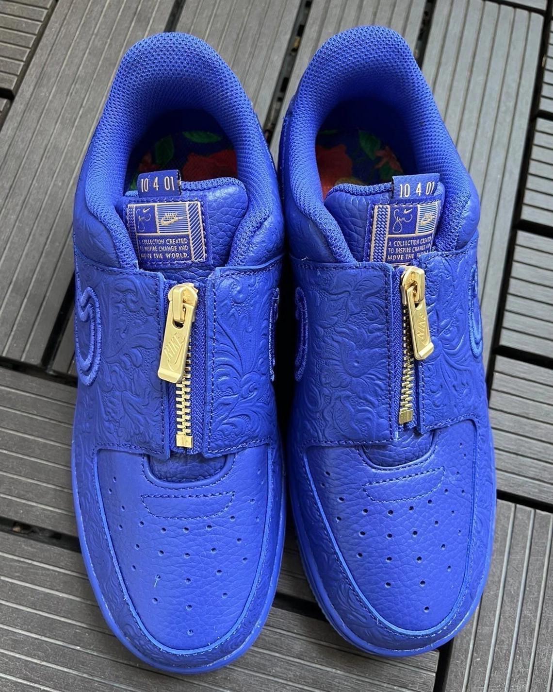 L'équipe de conception de Serena Williams habille la Nike Air Force 1 Low d'un bleu intense. L'équipe de conception de Serena Williams habille la Nike Air Force 1 Low d'un bleu intense.