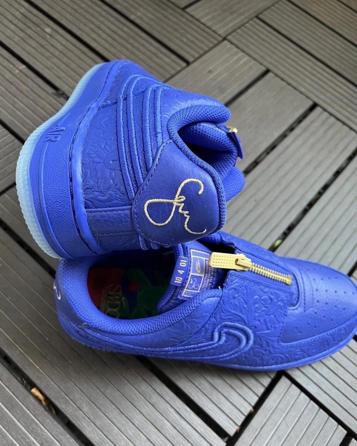 L'équipe de conception de Serena Williams habille la Nike Air Force 1 Low d'un bleu intense. L'équipe de conception de Serena Williams habille la Nike Air Force 1 Low d'un bleu intense.