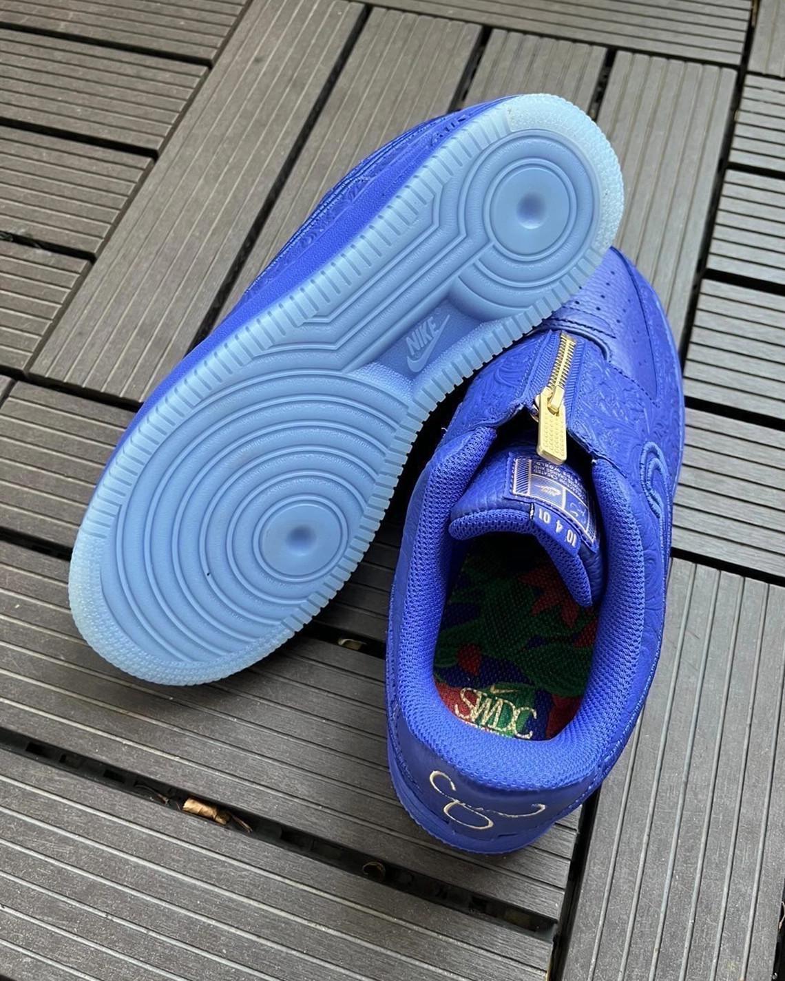 L'équipe de conception de Serena Williams habille la Nike Air Force 1 Low d'un bleu intense. L'équipe de conception de Serena Williams habille la Nike Air Force 1 Low d'un bleu intense.