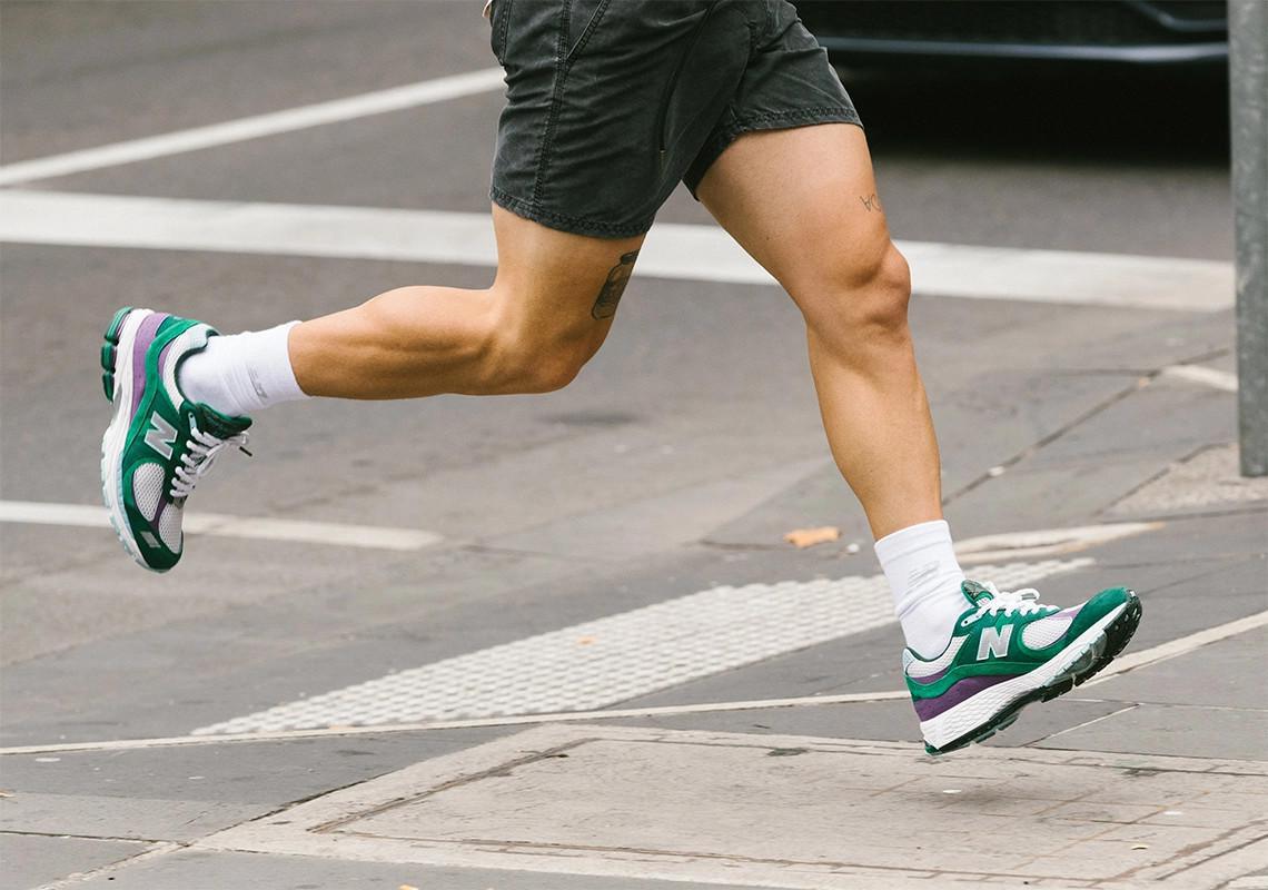 La première collaboration New Balance de Up There voit la 2002R inspirée par les "Backyard Legends". La première collaboration New Balance de Up There voit la 2002R inspirée par les "Backyard Legends".