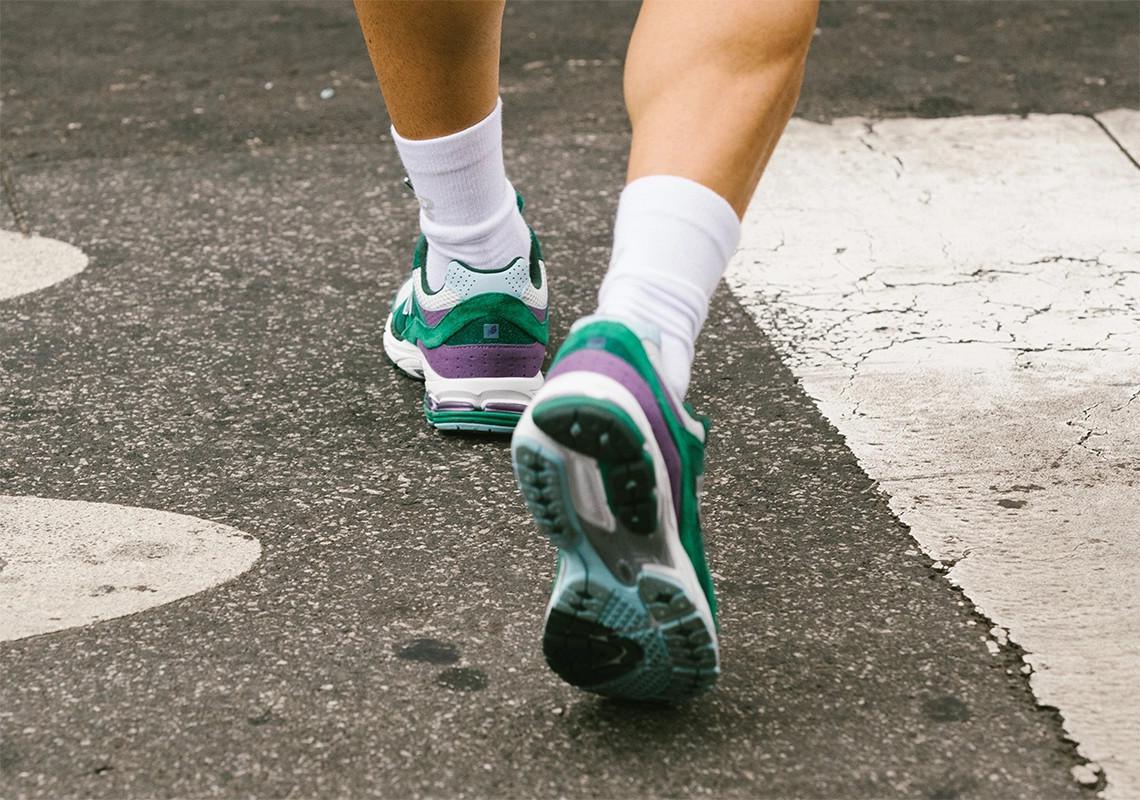 La première collaboration New Balance de Up There voit la 2002R inspirée par les "Backyard Legends". La première collaboration New Balance de Up There voit la 2002R inspirée par les "Backyard Legends".