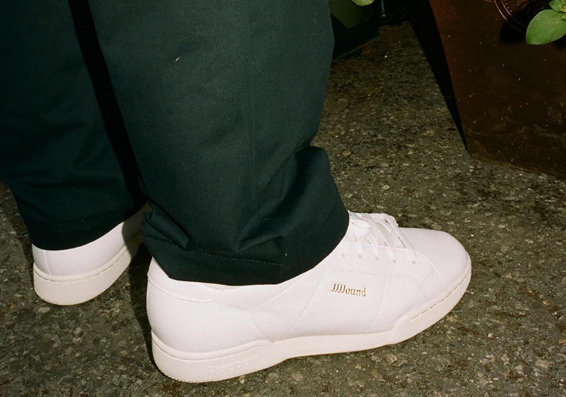 La JJJJound x Reebok NPC II sort d'abord le 21 juillet ; le lancement mondial suivra le 5 août. La JJJJound x Reebok NPC II sort d'abord le 21 juillet ; le lancement mondial suivra le 5 août.