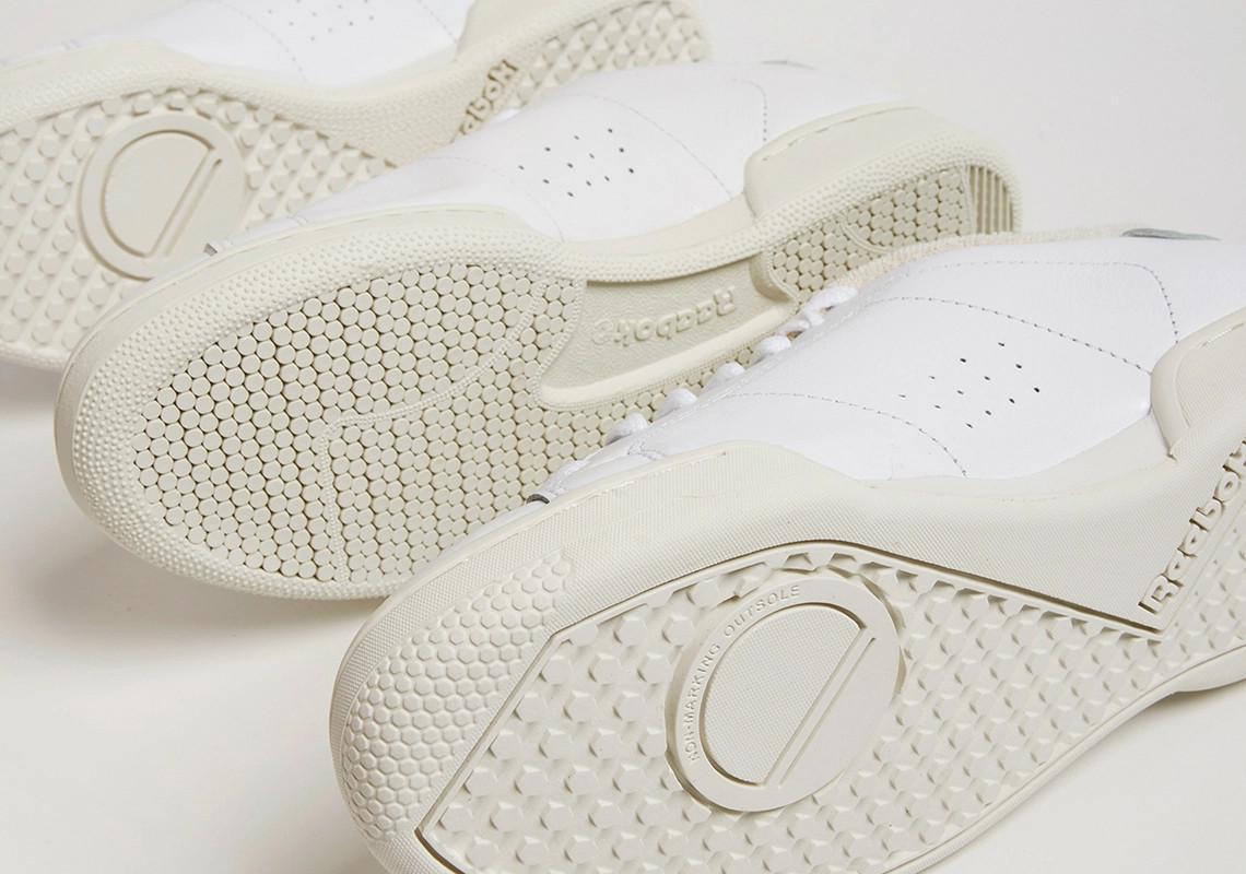 La JJJJound x Reebok NPC II sort d'abord le 21 juillet ; le lancement mondial suivra le 5 août. La JJJJound x Reebok NPC II sort d'abord le 21 juillet ; le lancement mondial suivra le 5 août.