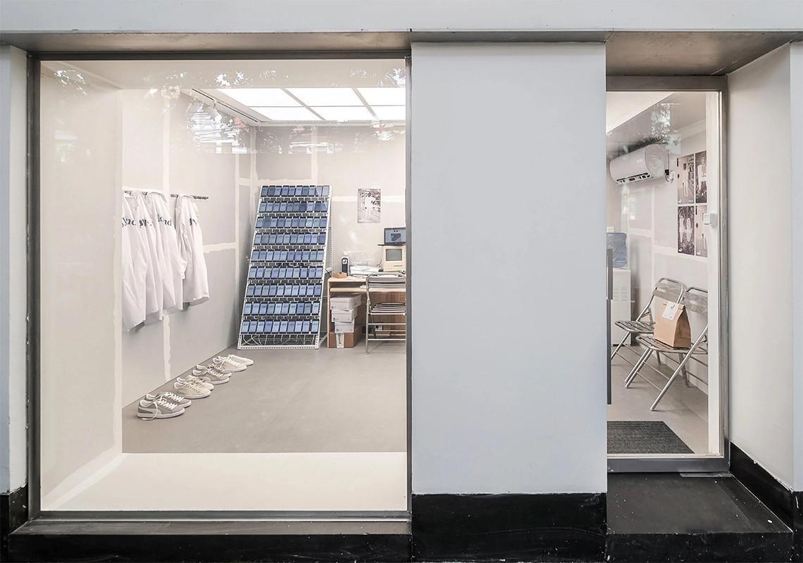 Le Pop-Up de Shanghai de JJJJound et PUMA s'inspire de Clickfarms. Le Pop-Up de Shanghai de JJJJound et PUMA s'inspire de Clickfarms.