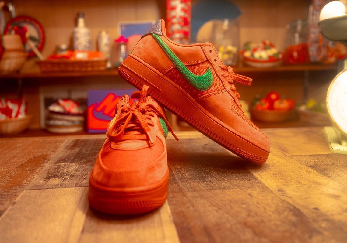 La collection Nike pour le mois du patrimoine hispanique comprend l'Air Force 1 et l'Air Trainer 1 "La Familia". La collection Nike pour le mois du patrimoine hispanique comprend l'Air Force 1 et l'Air Trainer 1 "La Familia".