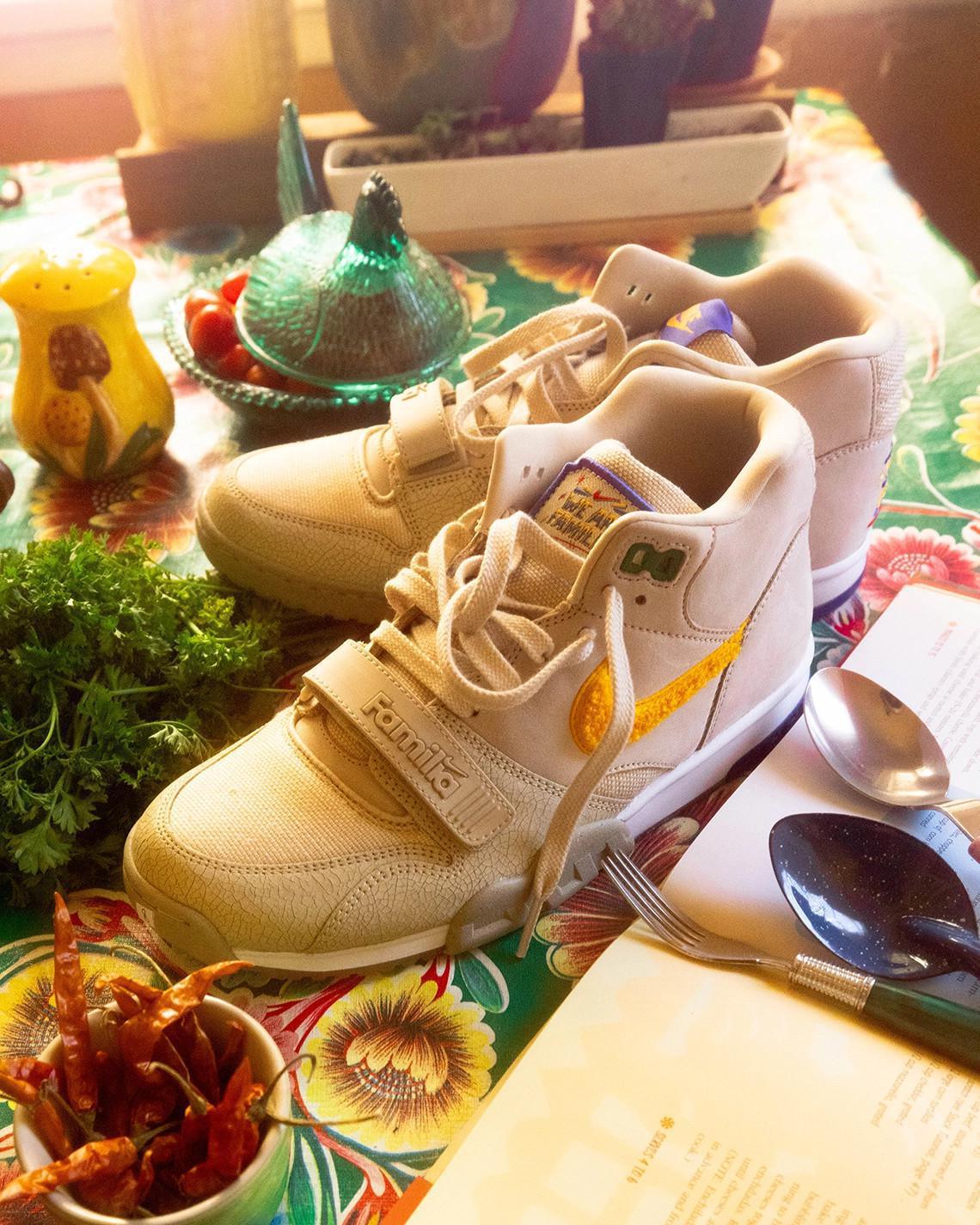 La collection Nike pour le mois du patrimoine hispanique comprend l'Air Force 1 et l'Air Trainer 1 "La Familia". La collection Nike pour le mois du patrimoine hispanique comprend l'Air Force 1 et l'Air Trainer 1 "La Familia".