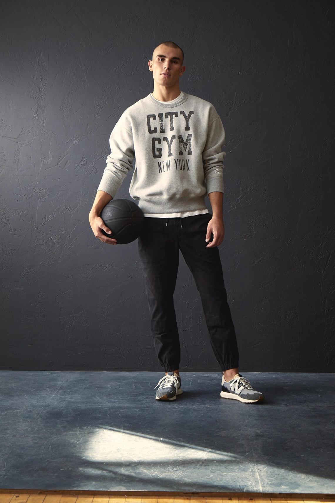 Todd Snyder revisite les tenues de sport des années 70 avec la New Balance 237 "City Gym". Todd Snyder revisite les tenues de sport des années 70 avec la New Balance 237 "City Gym".