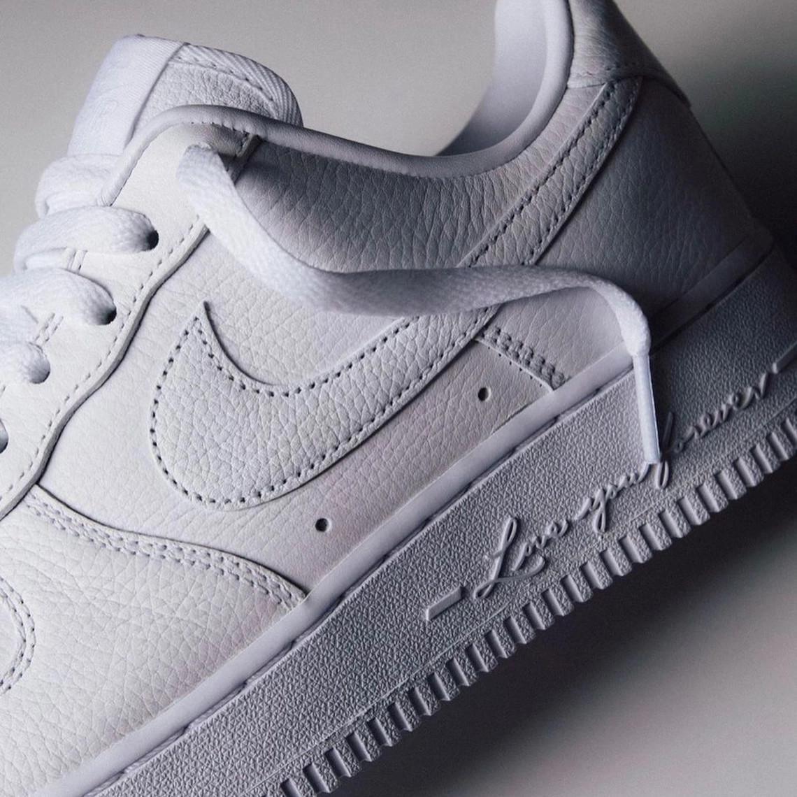 La version NOCTA x Nike Air Force 1 "Certified Lover Boy" de Drake est attendue pour les fêtes de fin d'année. La version NOCTA x Nike Air Force 1 "Certified Lover Boy" de Drake est attendue pour les fêtes de fin d'année.
