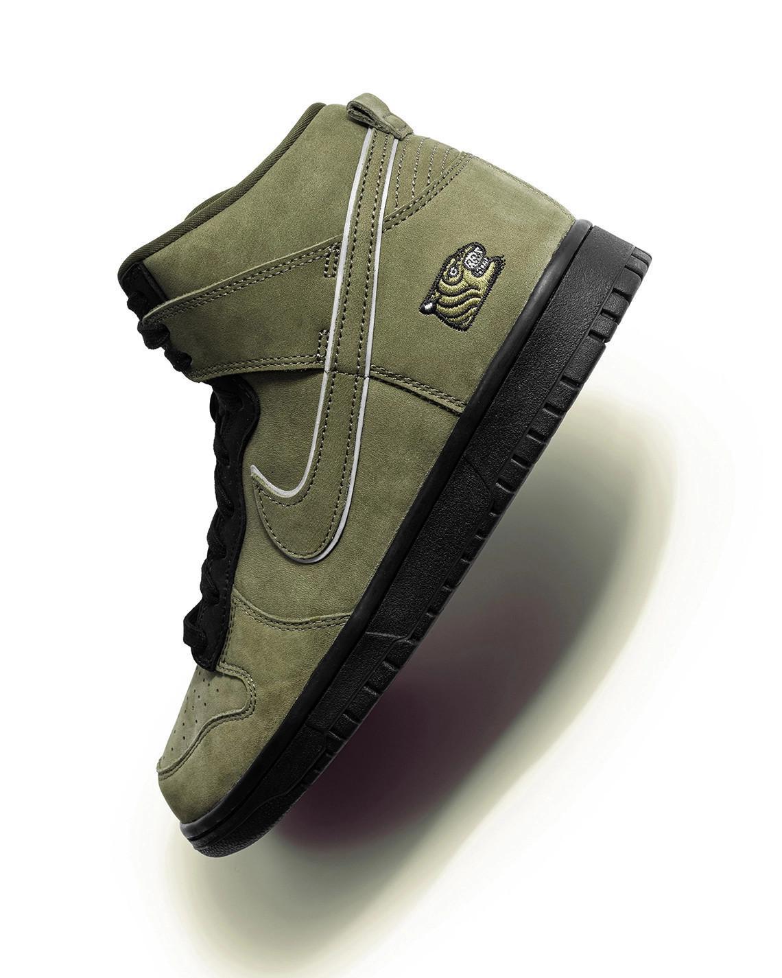 La collection SOULGOODS x Nike Dunk High distille trois décennies de basket, de musique et d'art. La collection SOULGOODS x Nike Dunk High distille trois décennies de basket, de musique et d'art.