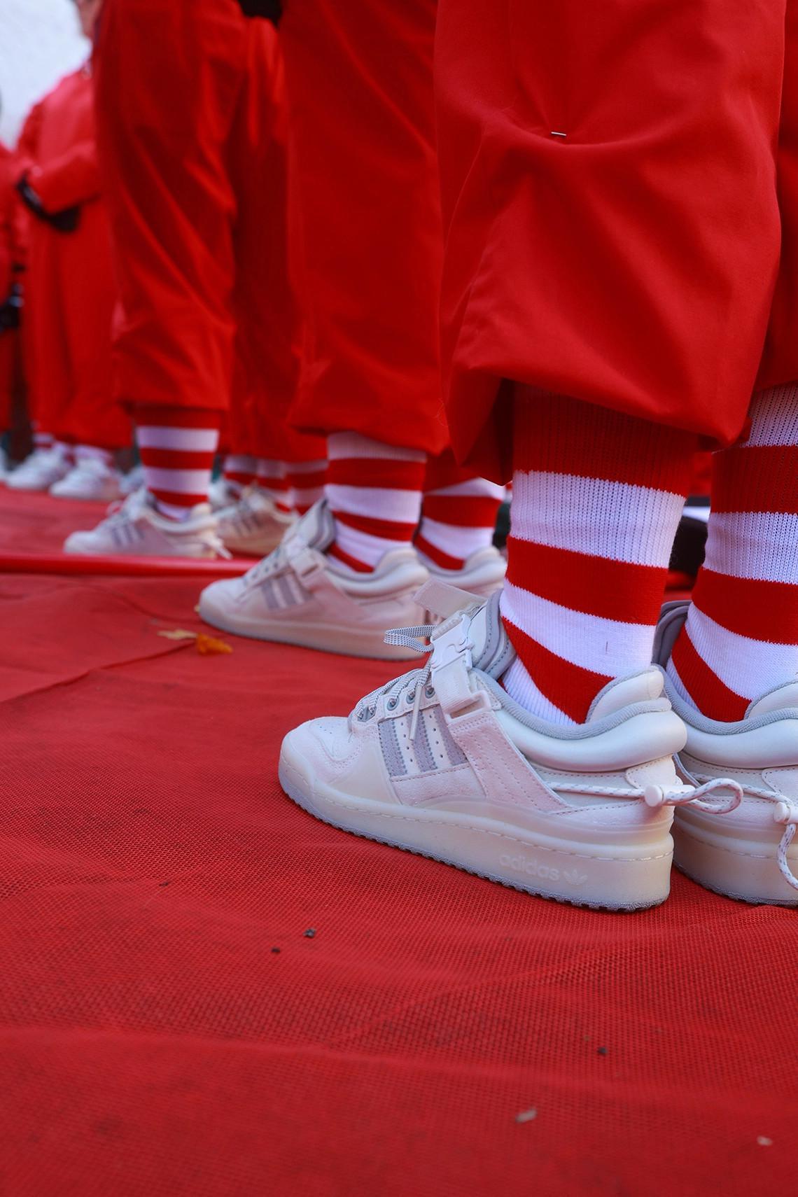 Bad Bunny x adidas Forum Buckle en blanc apparaît dans la parade de Macy's Thanksgiving Day