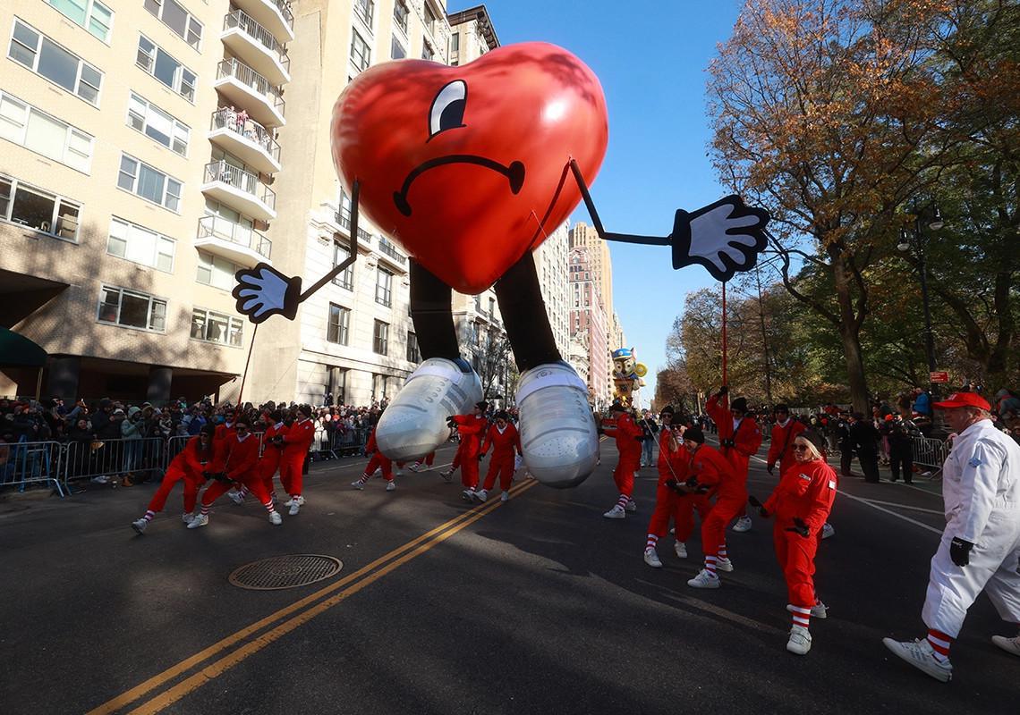 Bad Bunny x adidas Forum Buckle en blanc apparaît dans la parade de Macy's Thanksgiving Day Bad Bunny x adidas Forum Buckle en blanc apparaît dans la parade de Macy's Thanksgiving Day