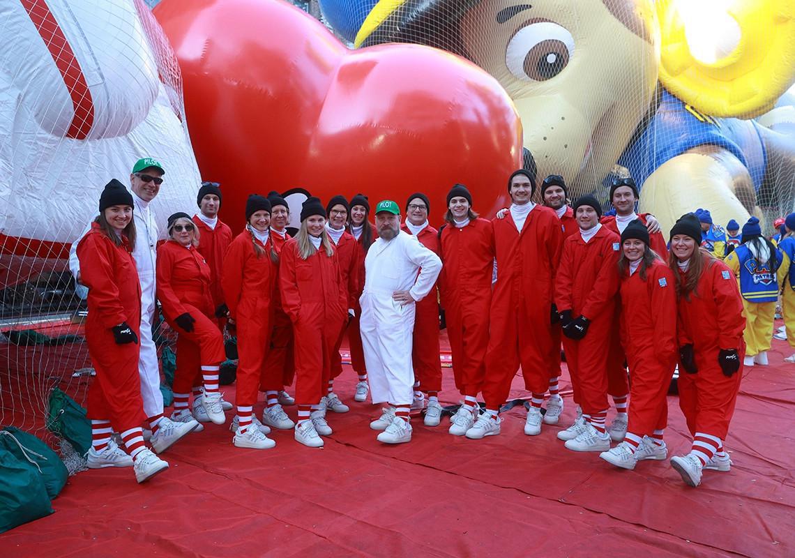 Bad Bunny x adidas Forum Buckle en blanc apparaît dans la parade de Macy's Thanksgiving Day Bad Bunny x adidas Forum Buckle en blanc apparaît dans la parade de Macy's Thanksgiving Day