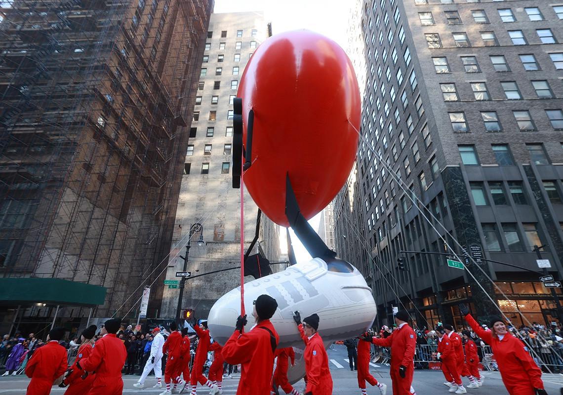 Bad Bunny x adidas Forum Buckle en blanc apparaît dans la parade de Macy's Thanksgiving Day