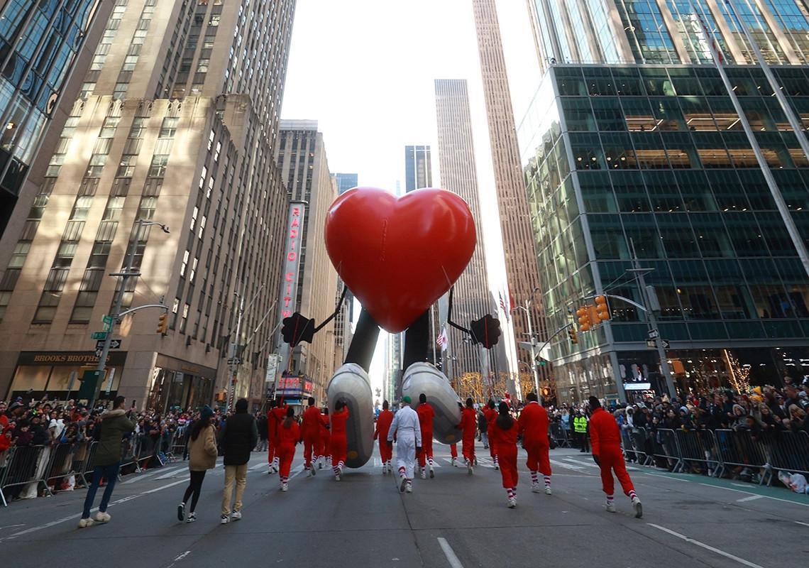 Bad Bunny x adidas Forum Buckle en blanc apparaît dans la parade de Macy's Thanksgiving Day