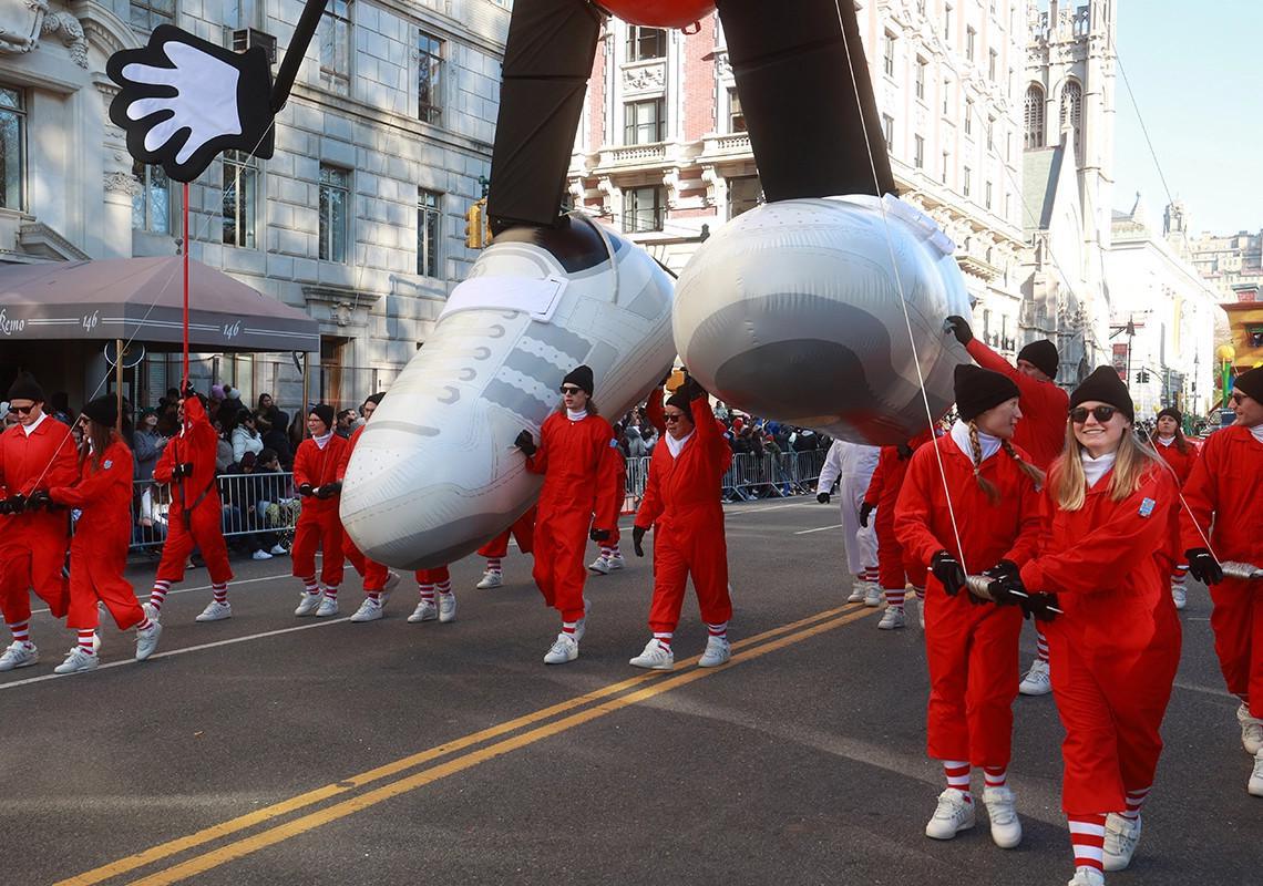 Bad Bunny x adidas Forum Buckle en blanc apparaît dans la parade de Macy's Thanksgiving Day