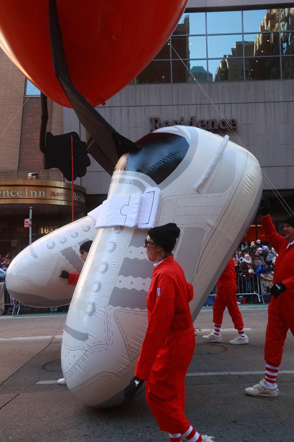 Bad Bunny x adidas Forum Buckle en blanc apparaît dans la parade de Macy's Thanksgiving Day