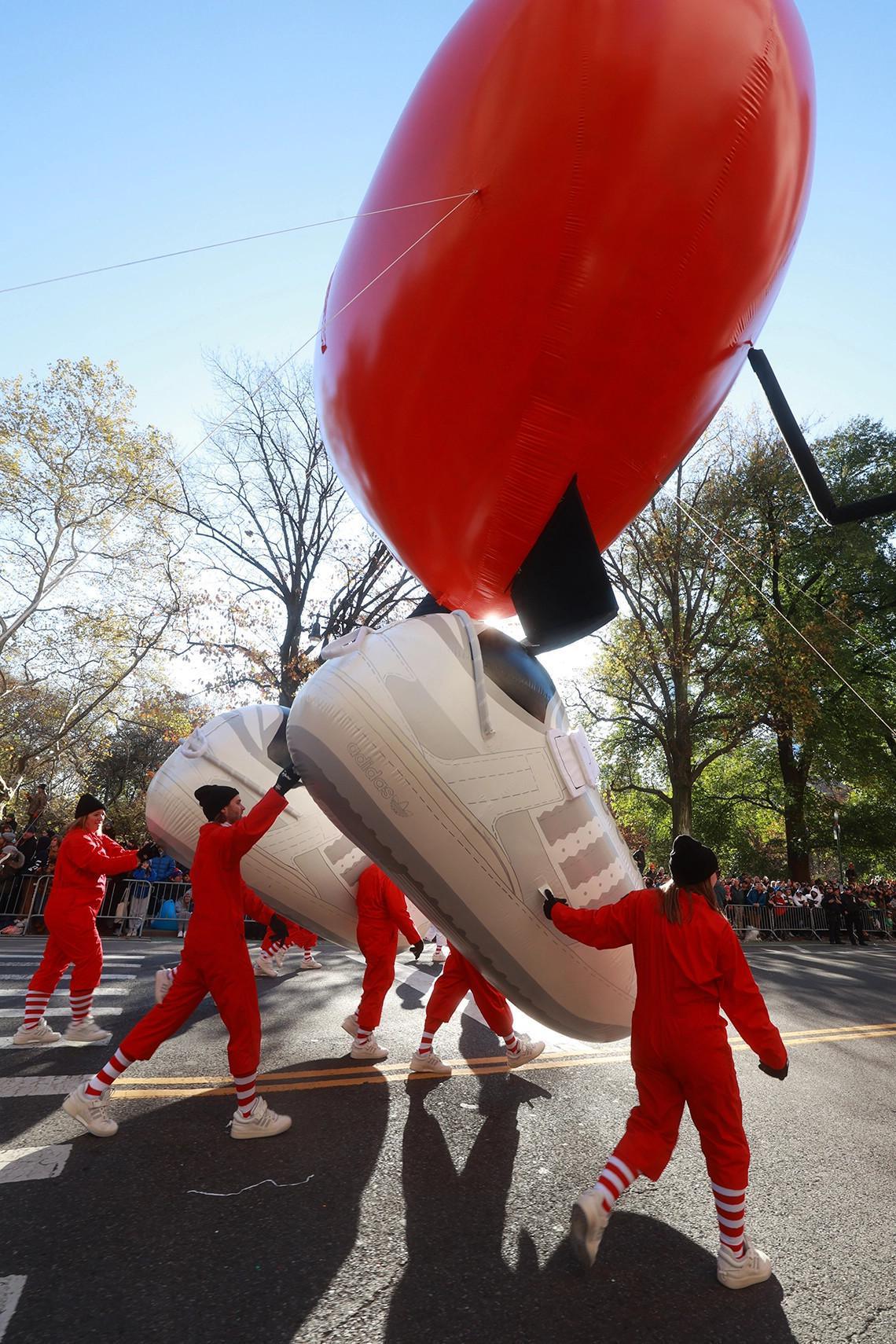 Bad Bunny x adidas Forum Buckle en blanc apparaît dans la parade de Macy's Thanksgiving Day Bad Bunny x adidas Forum Buckle en blanc apparaît dans la parade de Macy's Thanksgiving Day