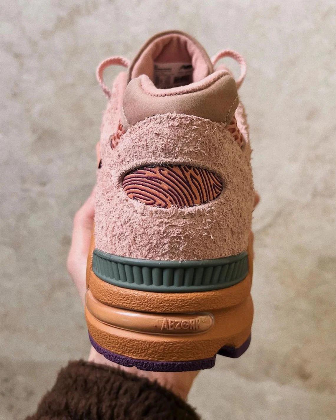 Aperçu détaillé de la collaboration de Salehe Bembury avec New Balance 990v2 Aperçu détaillé de la collaboration de Salehe Bembury avec New Balance 990v2