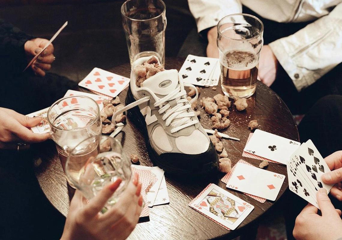 The Basement x New Balance 2002R "Stone Grey" est réservé aux locaux. The Basement x New Balance 2002R "Stone Grey" est réservé aux locaux.