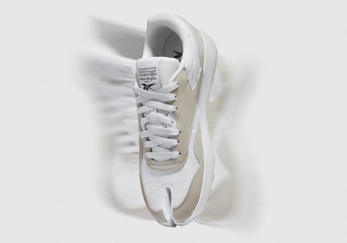 Le modèle Maison Margiela x Reebok Classic Leather Tabi revient dans deux coloris en nylon. Le modèle Maison Margiela x Reebok Classic Leather Tabi revient dans deux coloris en nylon.